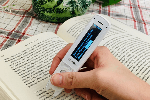 the cpen reader slides along the text in a book and then reads out the text.